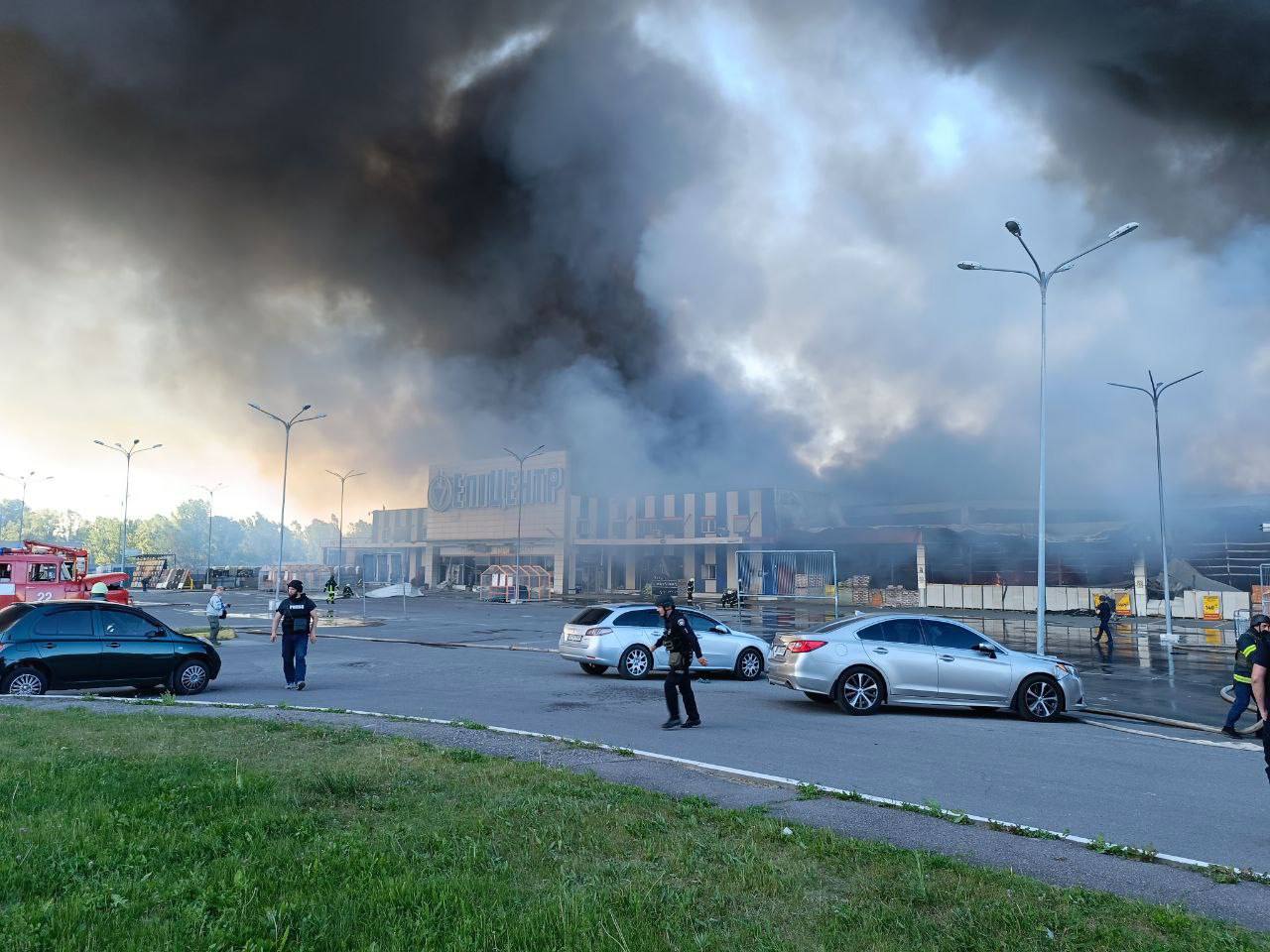 Пожежа у будівельному гіпермаркеті після удару росіян по Харкову, 25 травня 2024 року
