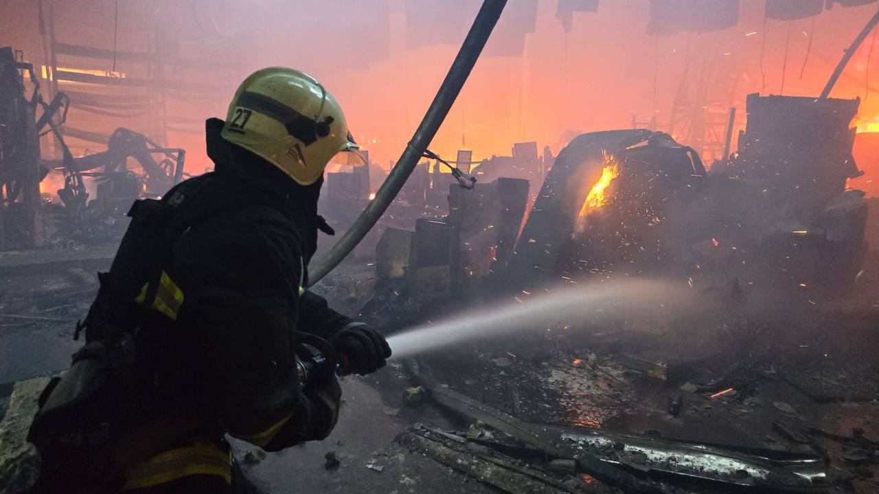 Пожежа у будівельному гіпермаркеті після удару росіян по Харкову, 25 травня 2024 року