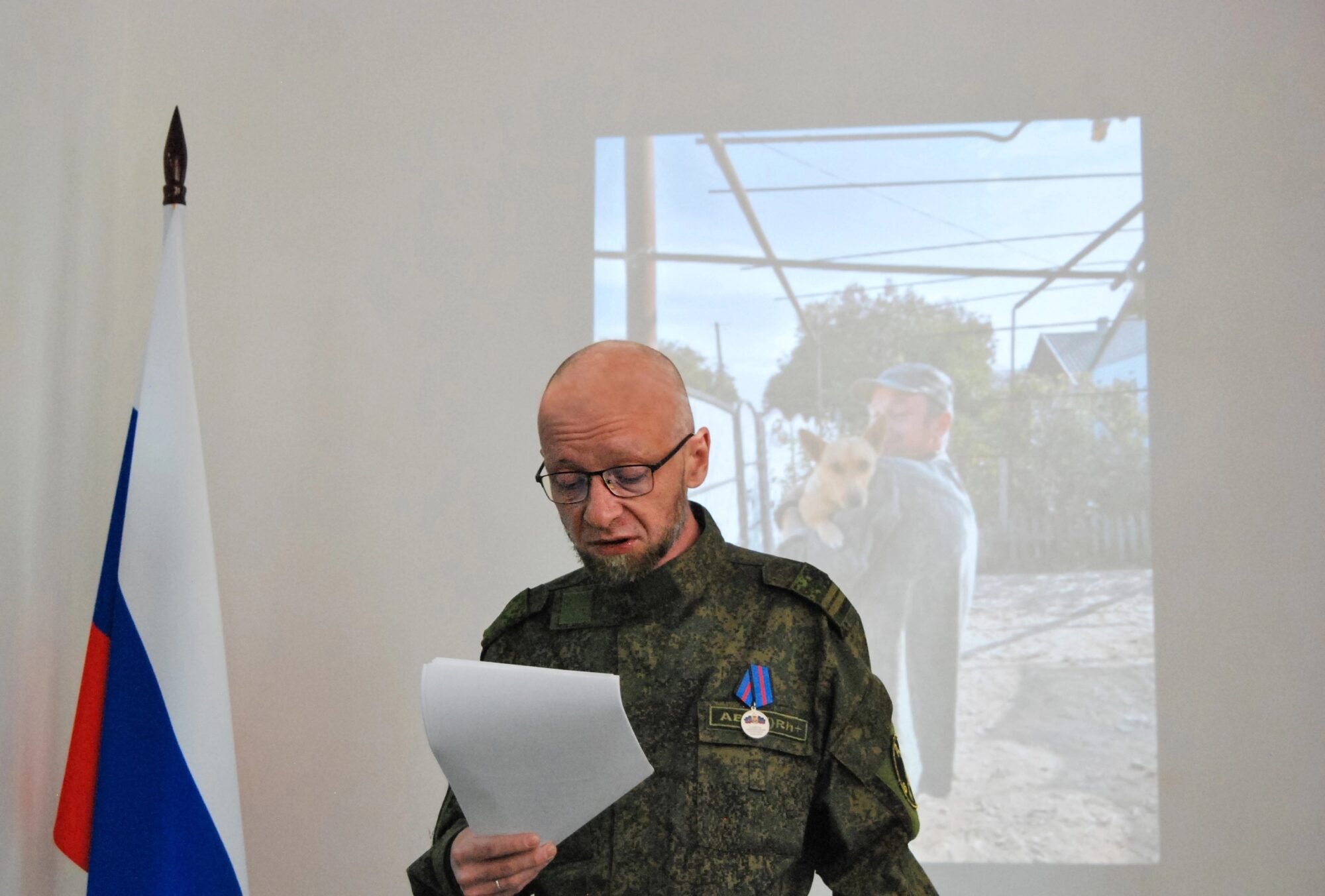 Іван Ревяєков виступає у військовій формі під російським триколором перед студентами ДонНУ