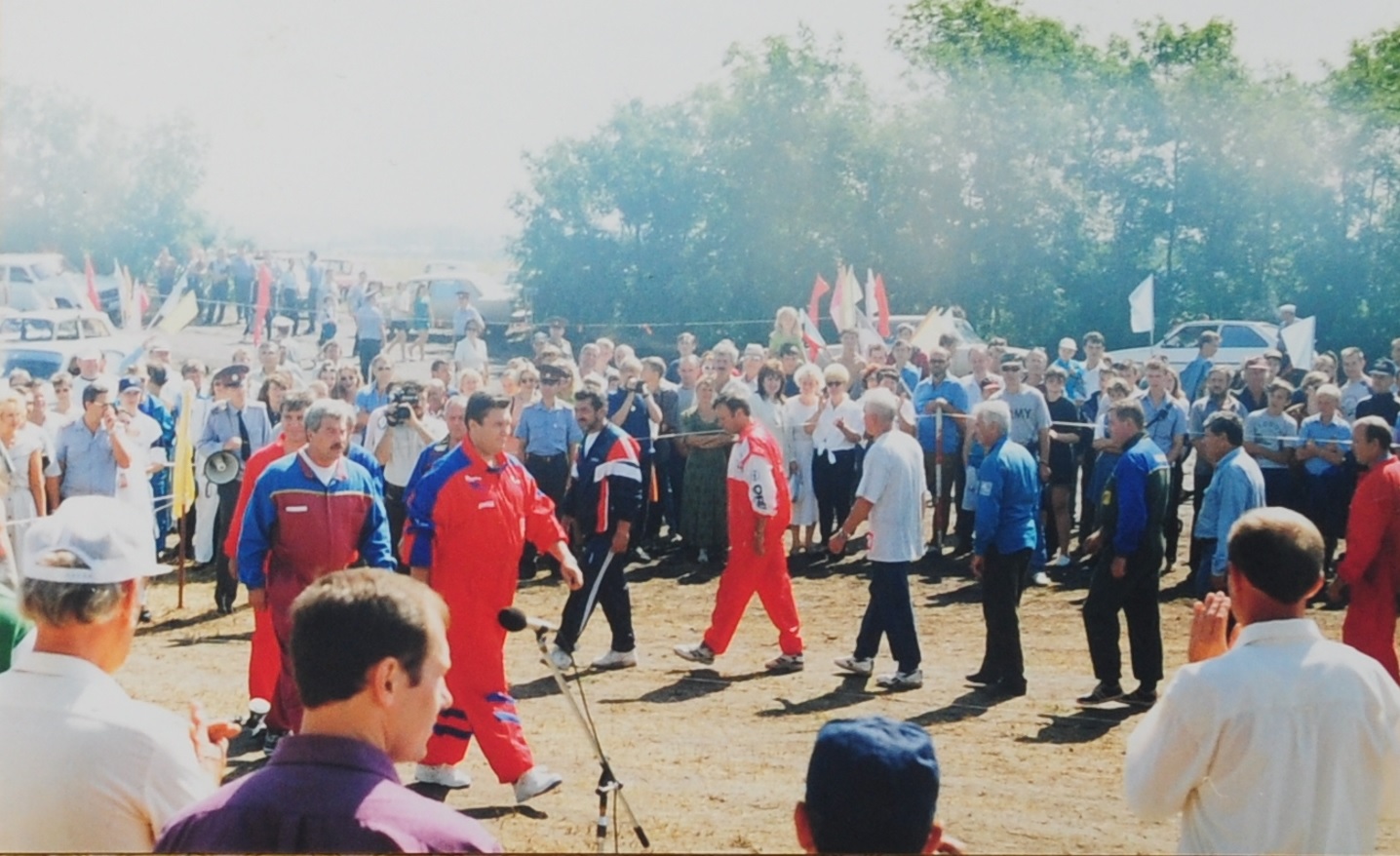 Олексій Рева та Віктор Янукович (у червоно-блакитних костюмах) на ралі “Бахмутський шлях” на рубежі 1990-2000-х років