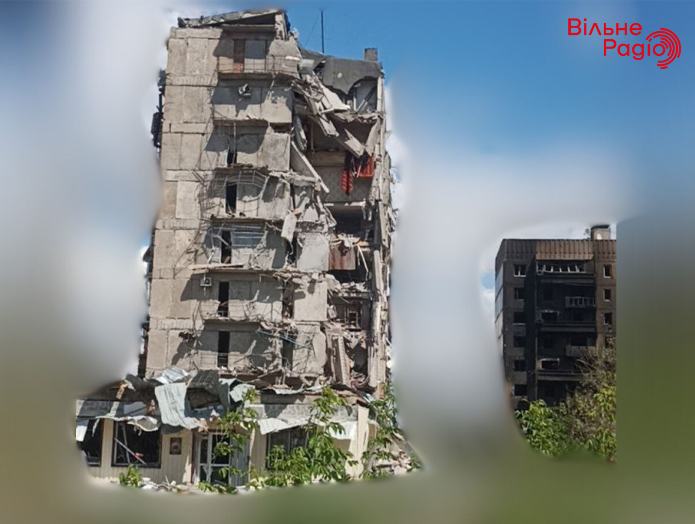 Зруйновані та обгорілі житлові багатоповерхівки у Торецьку