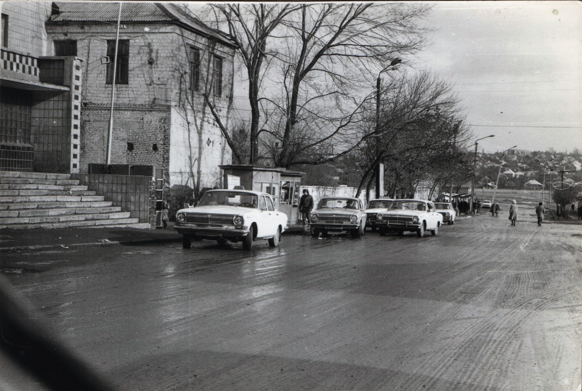 Стоянка таксі по вулиці Воровського/Торговій в Артемівську, 1980-ті роки