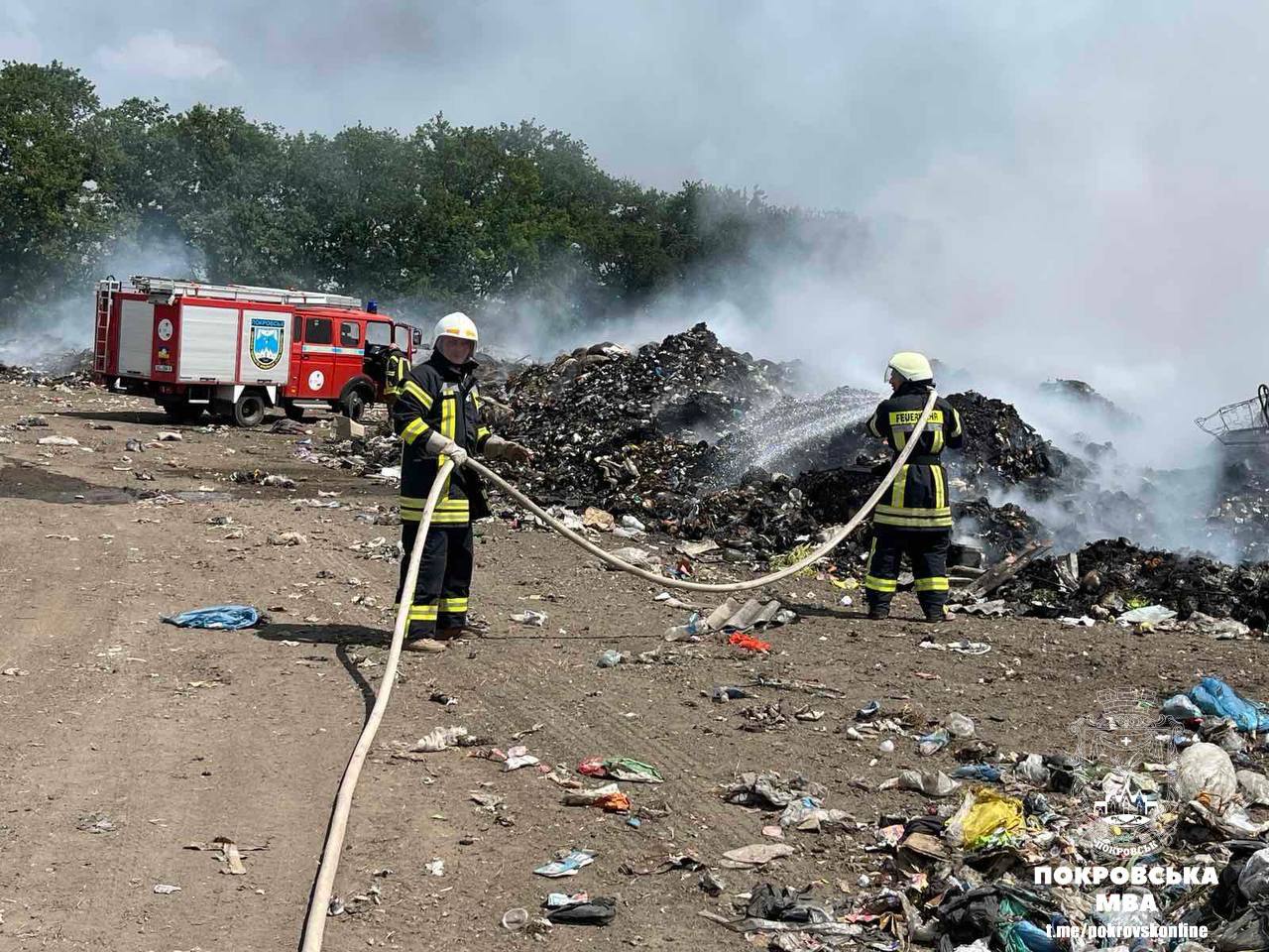 Спасатели восемь часов тушили пожар на свалке возле Покровска (ФОТО) 6