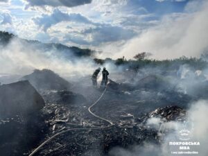 Спасатели восемь часов тушили пожар на свалке возле Покровска (ФОТО)