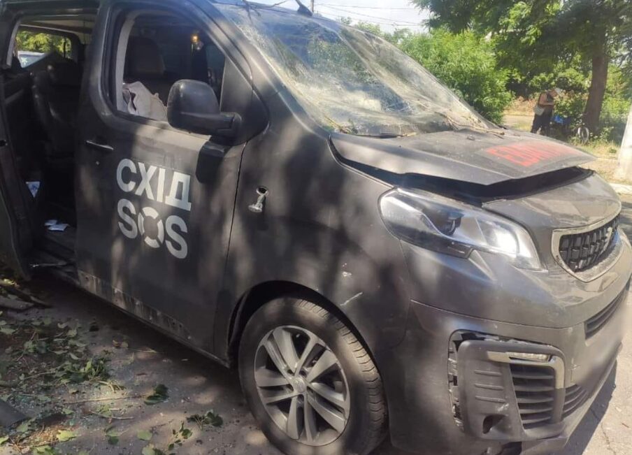 Росіяни знищили евакуаційну автівку “Схід SOS”, тому благодійники шукають нову: як підтримати збір