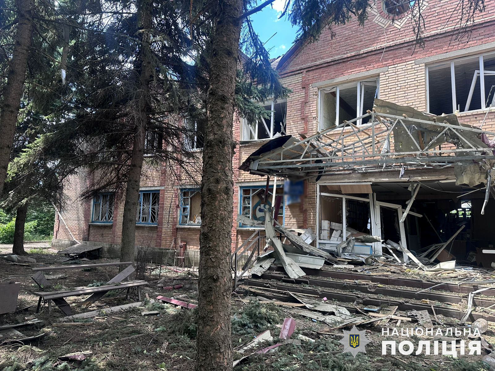 Адміністративна будівля на Донеччині, що постраждала від російського обстрілу 28 червня 2024 року