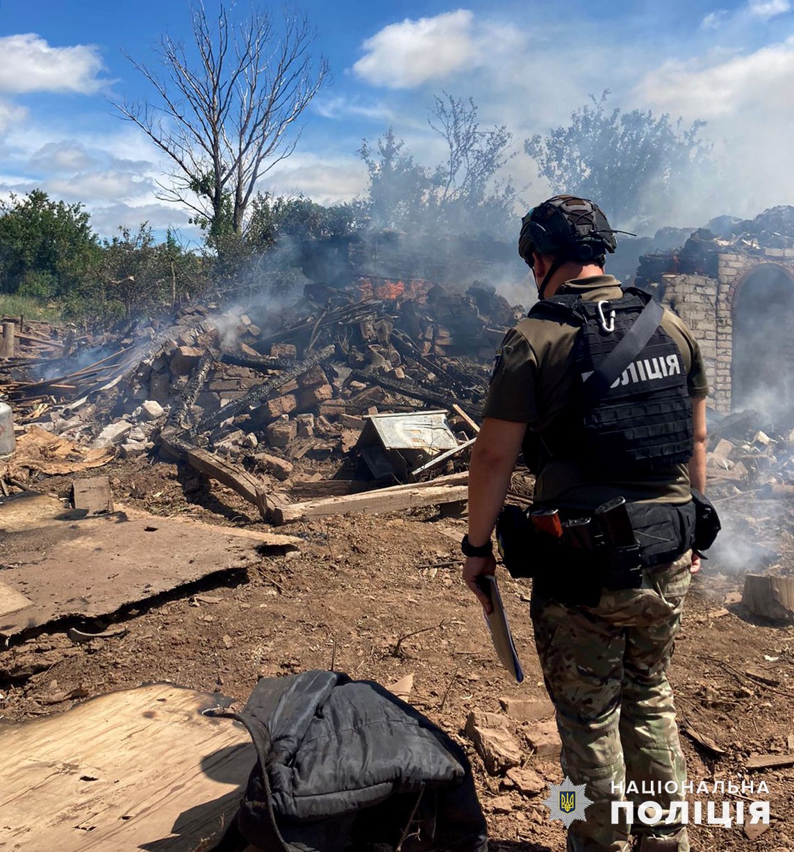 В Донецкой области горит дом после удара 13 июня
