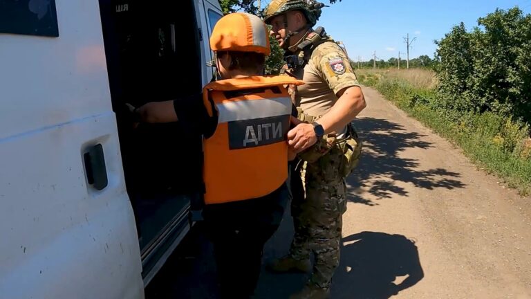 У 24 населених пунктах Донеччини триває примусова евакуація дітей: скількох неповнолітніх ще не вивезли (СПИСОК)