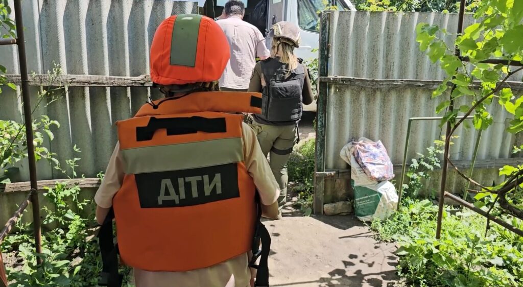“Під час обстрілів сиділи в будиночку”: з Лиманської громади евакуювали ще дві родини з дітьми (ФОТО)