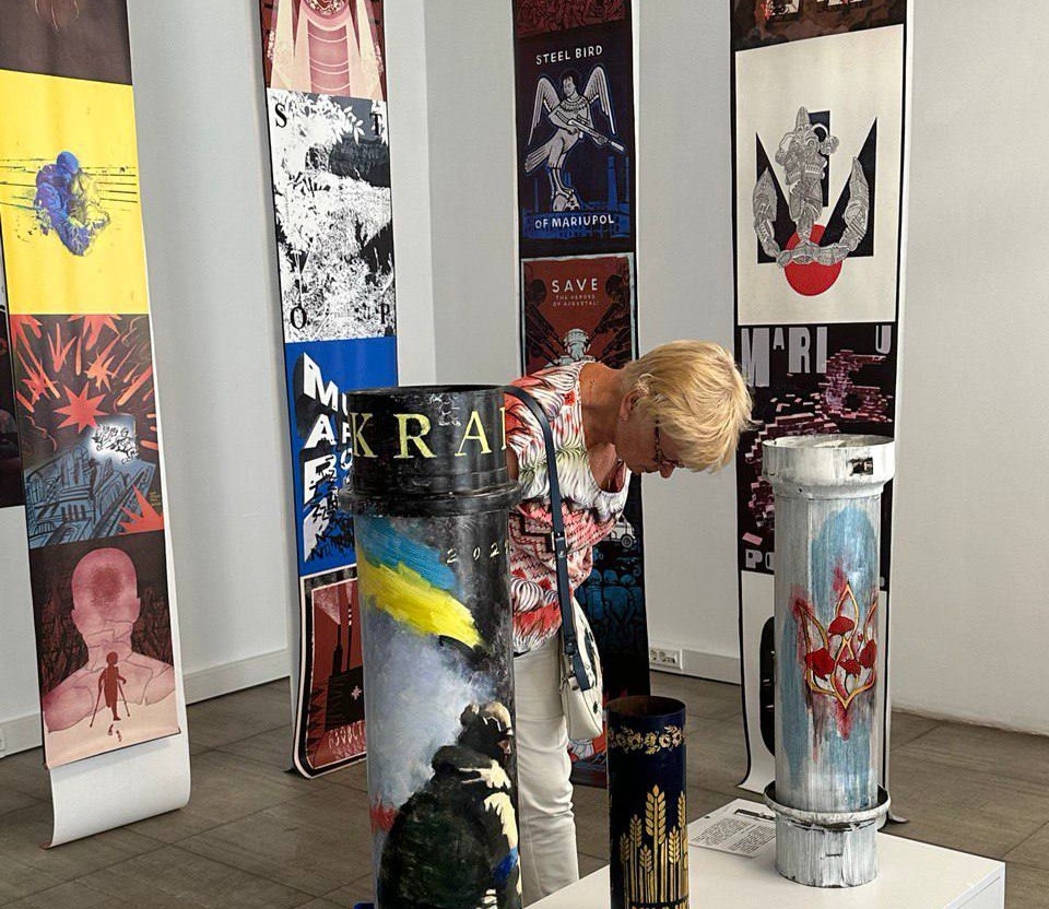 “Заради життя”: у Дніпрі показують виставку з близько 40 воєнними атрибутами, які перетворили на мистецтво