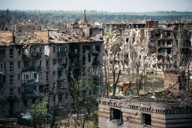 Росіяни почали збирати заяви на компенсацію за зруйновані будинки у Бахмуті та Соледарі: як це працює