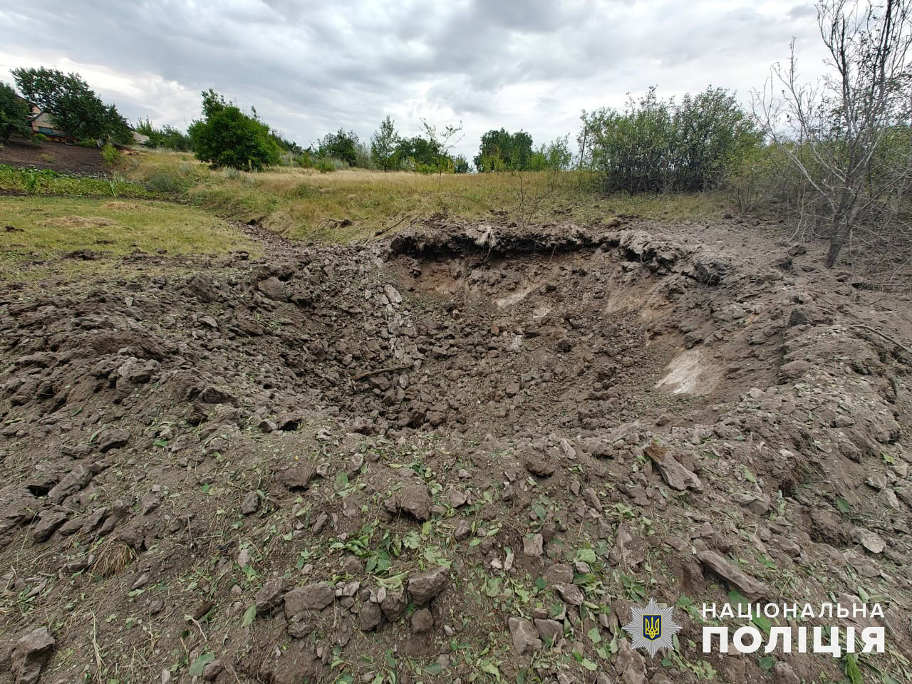 Воронка от попадания российского боеприпаса в Донецкой области