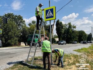 Жителей Покровска просят не забирать изуродованные дорожные знаки, потому что коммунальщики могут их чинить