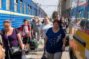 Поезд, спасающий от войны. Как жители Покровска и Мирнограда покидают свои дома (РЕПОРТАЖ)