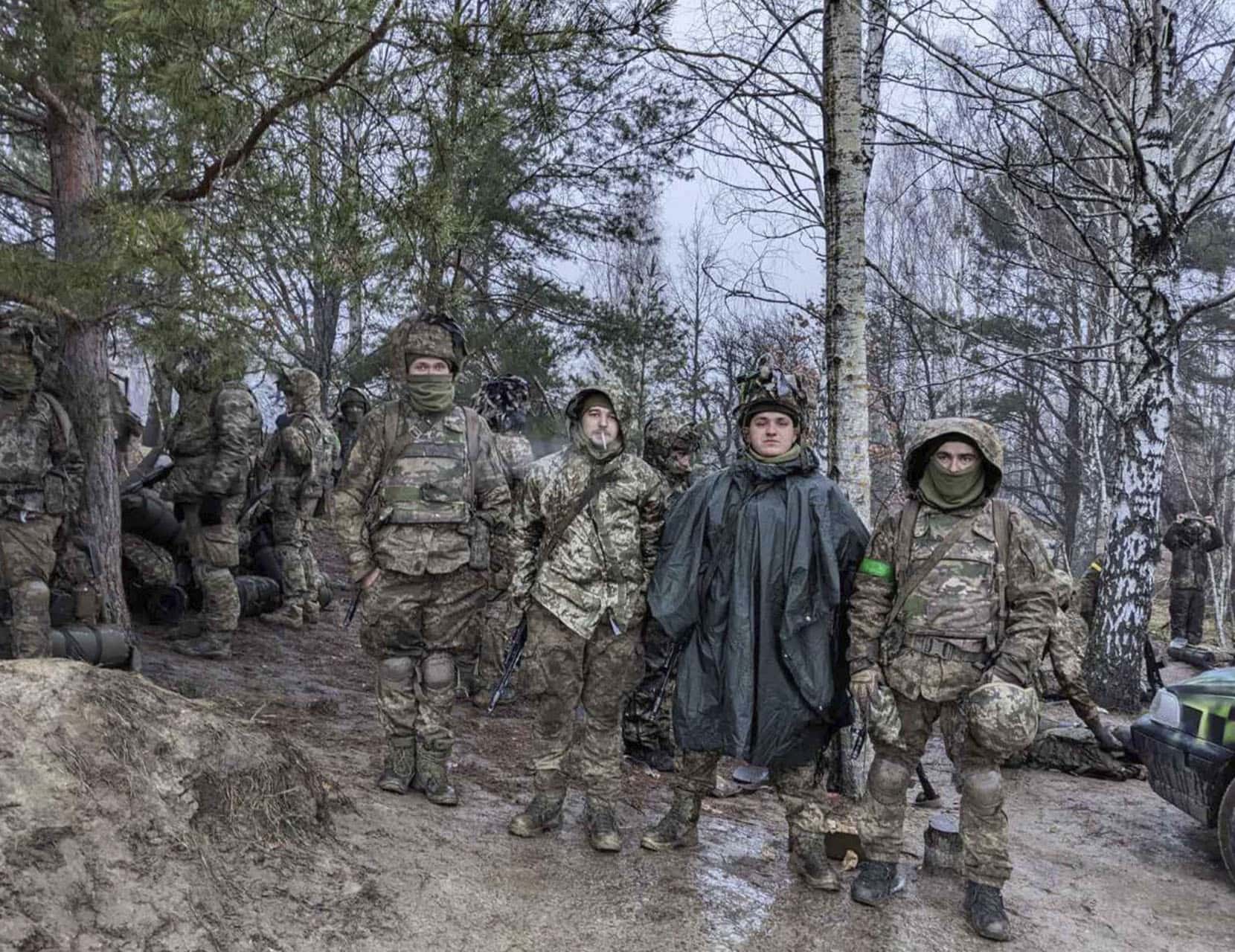 Максим Драницький (у чорному дощовику) з побратимами під час повномасштабного вторгнення Росії в Україну