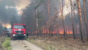 В Донецкой области вторые сутки пытаются потушить масштабный пожар в «Святых горах». Огонь поразил 20 домов, — ГСЧС