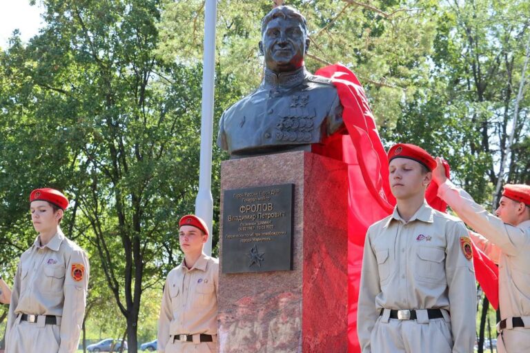 У Маріуполі окупанти встановили погруддя генерал-майору російської армії за “звільнення” міста (ФОТО)