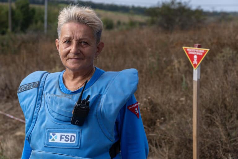 “Це материнський інстинкт”: як двічі переселенка Галина допомагає розміновувати поля сходу