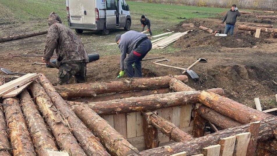 Освітяни допомогли будувати фортифікації на Покровському напрямку. Фото: Ясінянська громада