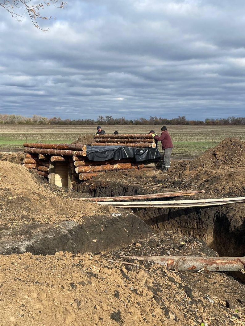 Освітяни допомогли будувати фортифікації на Покровському напрямку. Фото: Ясінянська громада