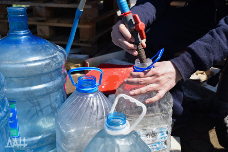 За три роки окупанти понад вдвічі скоротили подачу води в загарбаному Донецьку: які масштаби дефіциту