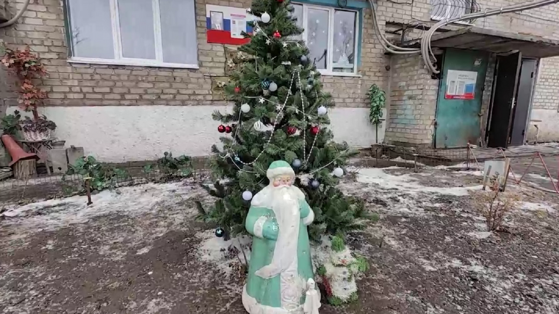 Ялинка в окупованій Авдіївці. Фото: з джерел окупантів