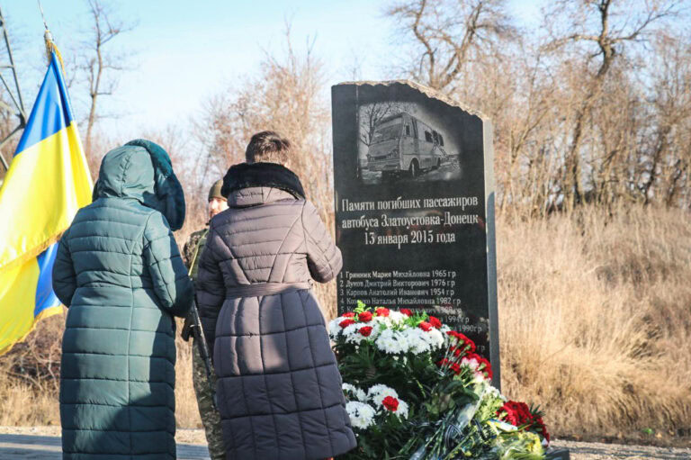 Замість меморіалів — віртуальна книга пам’яті: як вшановують полеглих земляків у Маріуполі та Волновасі