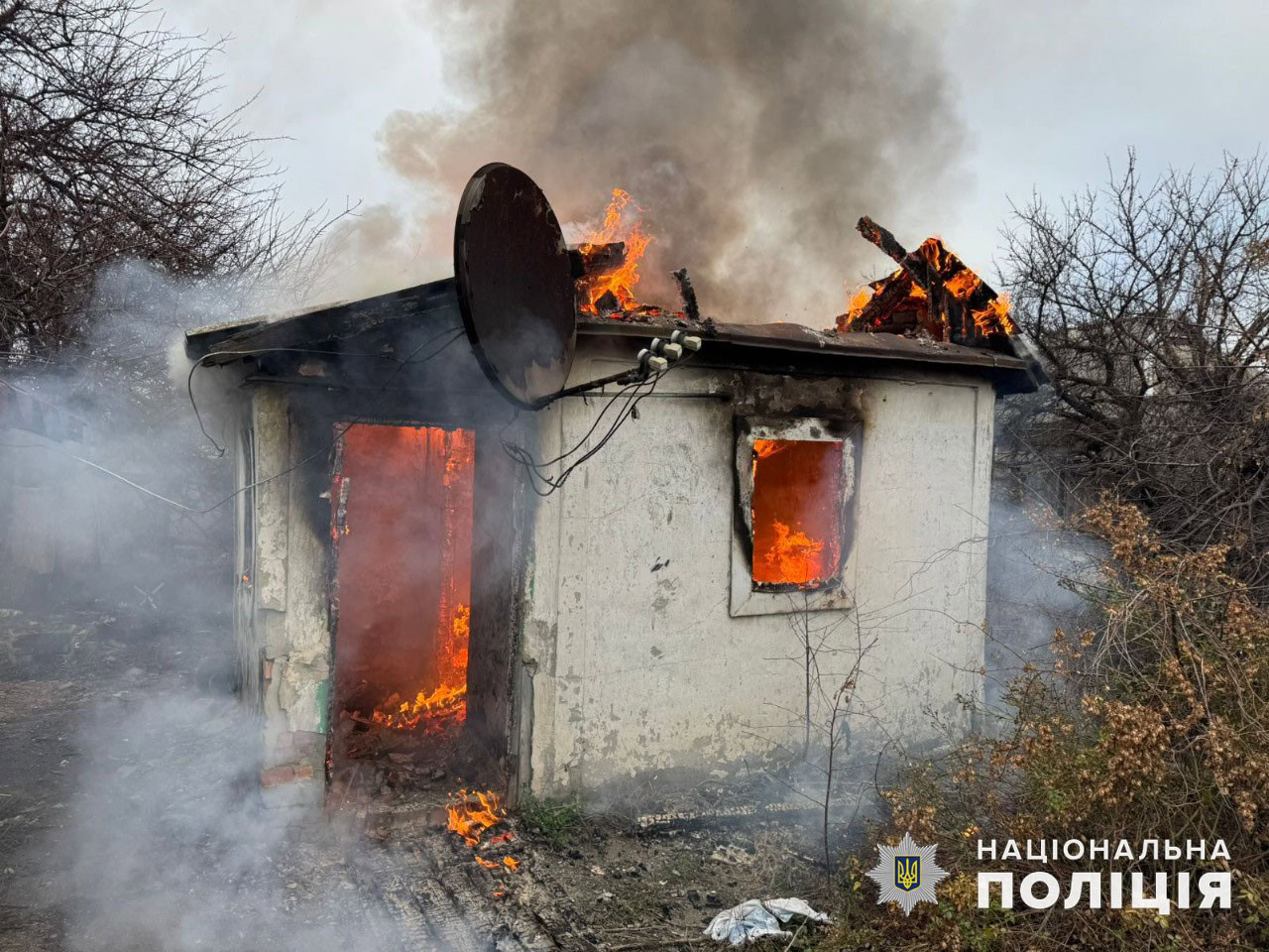 Будівля, що палає внаслідок удару по Донеччині 29 грудня