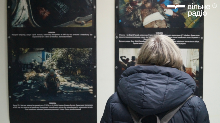 “Боліло і продовжує боліти вже 11 років”: у Києві відкрили фотовиставку про героїв Іловайської битви 2014 року