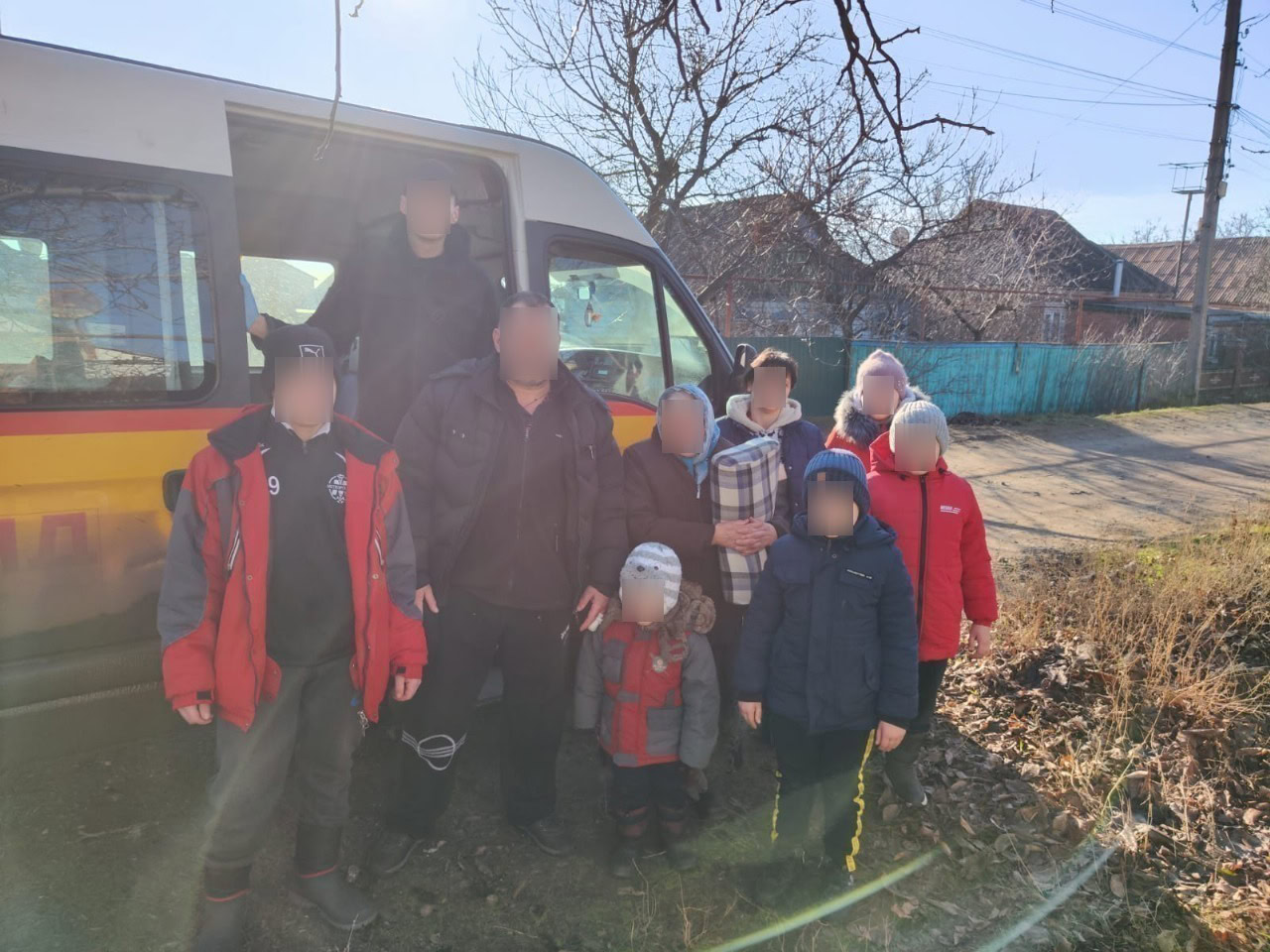 Родина переселенців з п'ятьма дітьми. Фото: Донецька ОДА