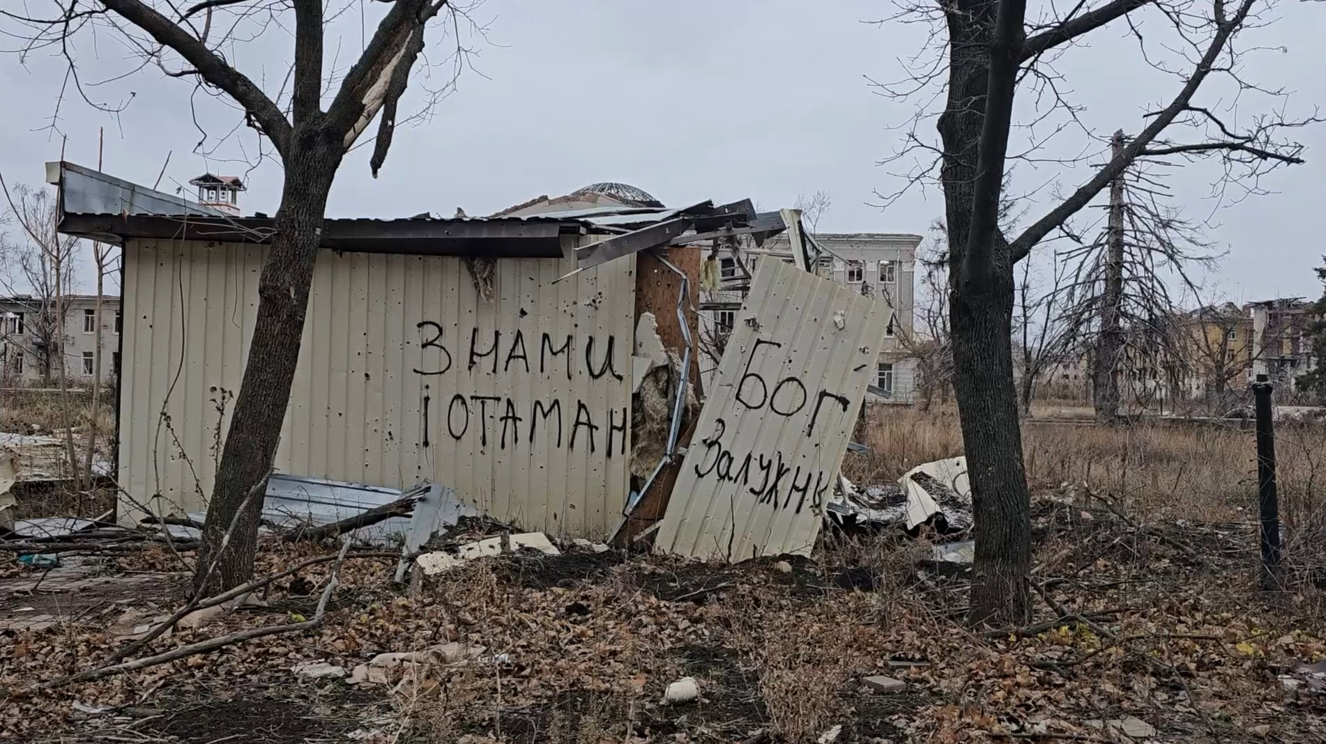 Зображення до посту: Троянди у січневому Бахмуті: який вигляд має центр окупованого міста на початку 2025 року