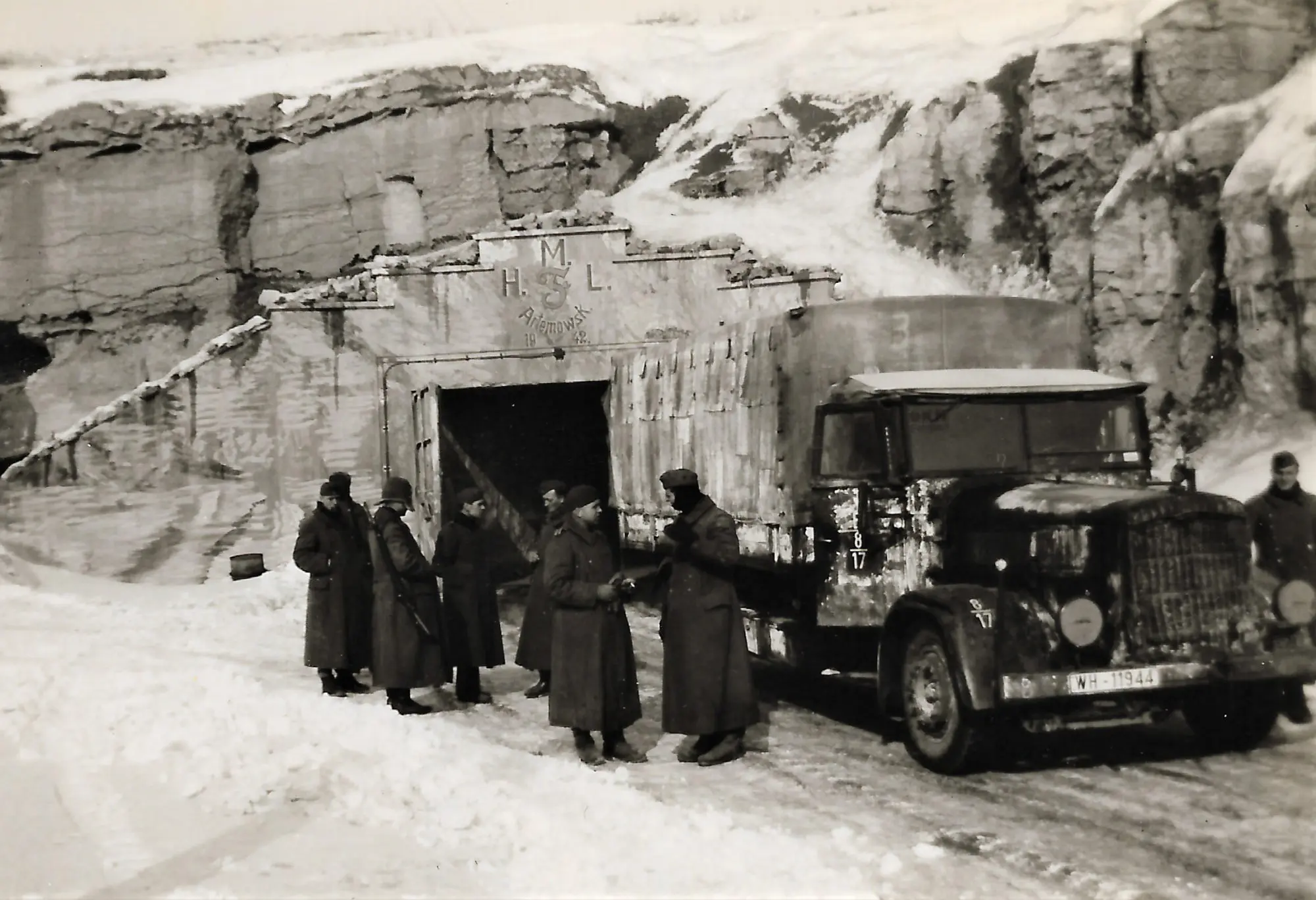 Вблизи от алебастровой штольни, где в январе 1942 казнили более 3 тысяч жителей Артемовска. Фото: аукциона eBay