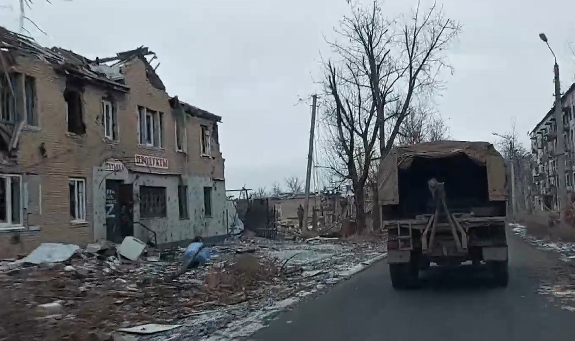 Зображення до посту: Руїни та протидронові сітки: який вигляд має район Забахмутка в окупованому Бахмуті на початку 2025 року