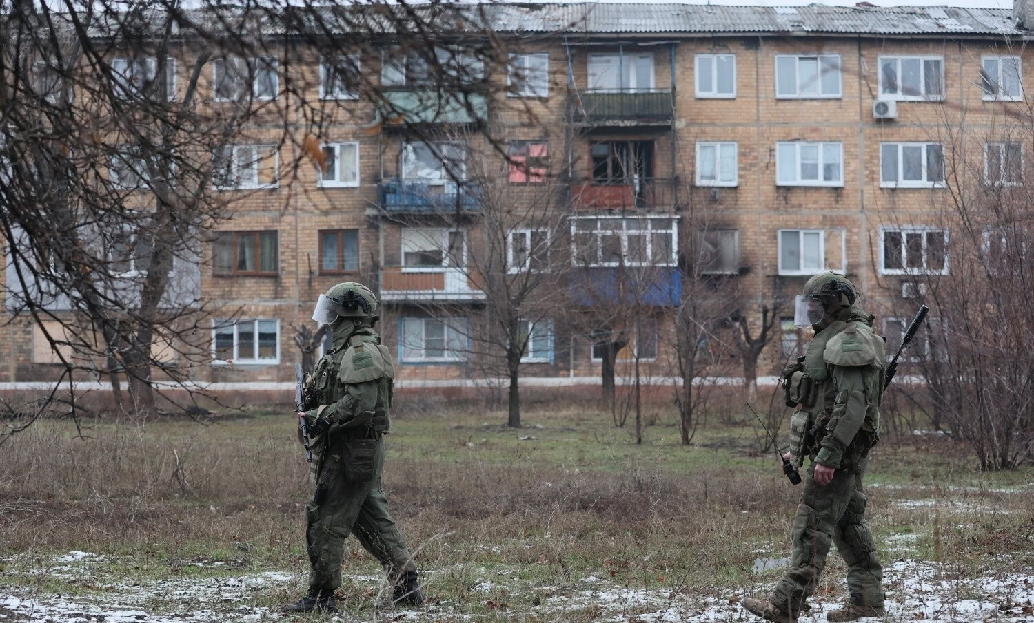 Житлова багатоповерхівка в Українську на Донеччині та окупанти-сапери, січень 2025 року