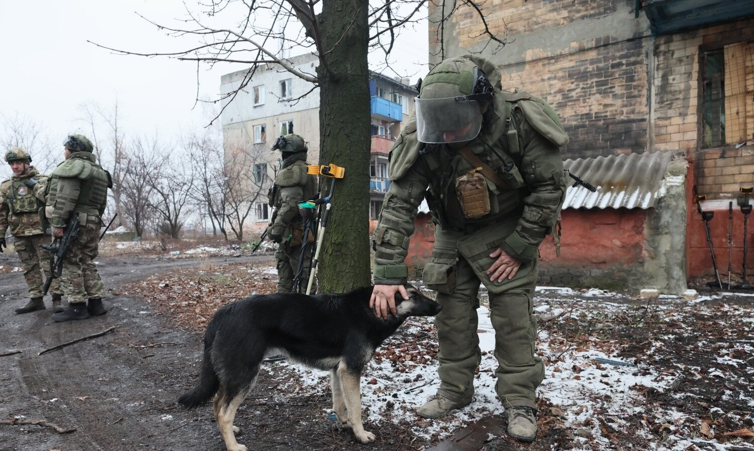 Російський сапер з місцевим собакою в Українську на Донеччині, січень 2025 року