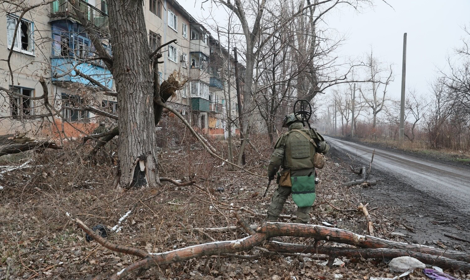 Житлова багатоповерхівка в Українську на Донеччині та російський сапер, січень 2025 року