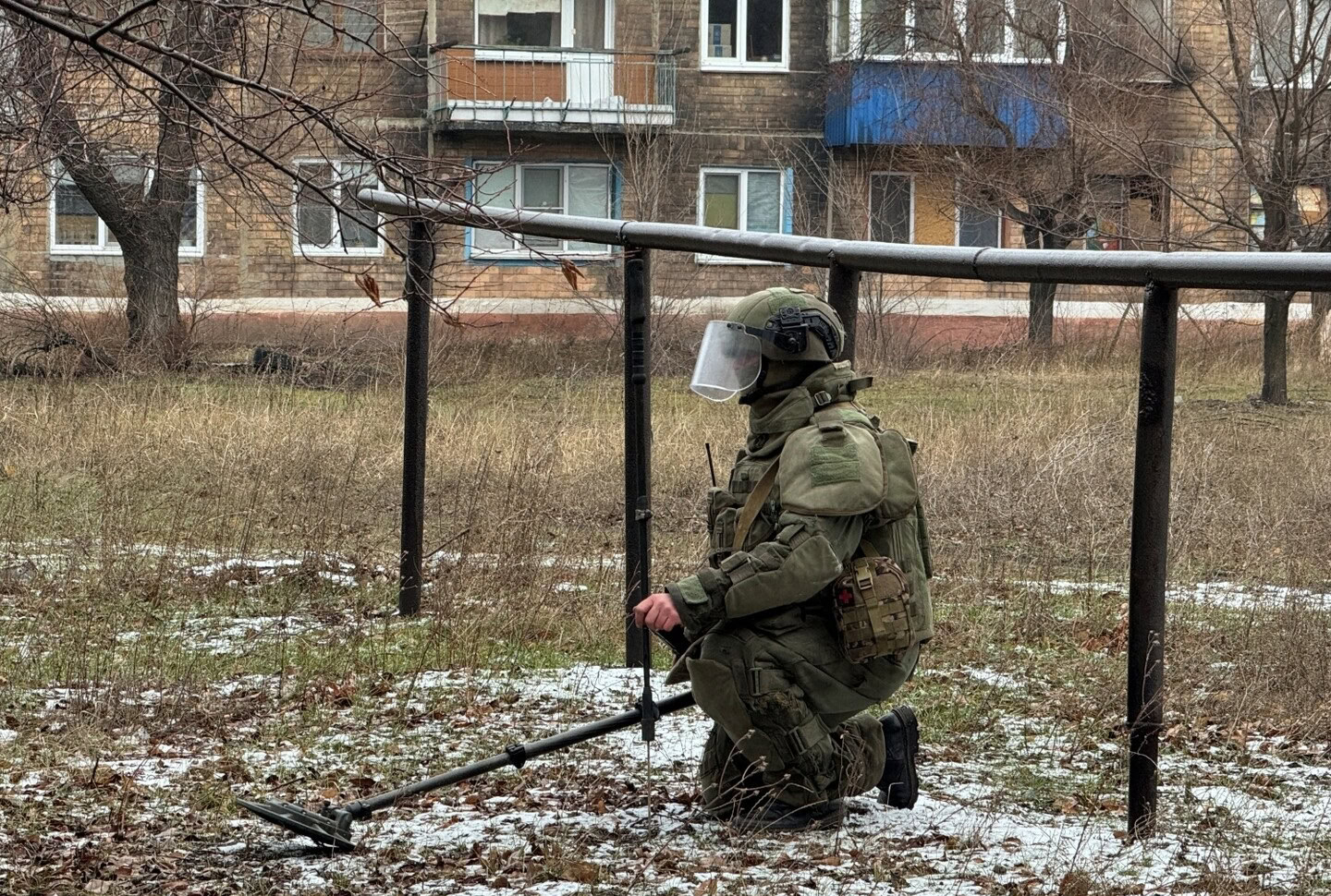 Житлова багатоповерхівка в Українську на Донеччині та російський сапер, січень 2025 року