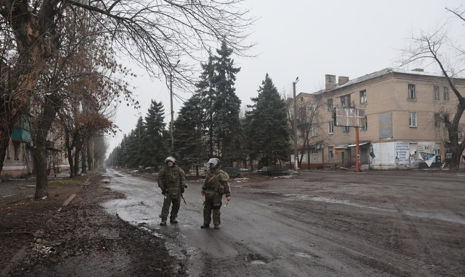 Житлові багатоповерхівки в Українську на Донеччині та окупанти-сапери, січень 2025 року