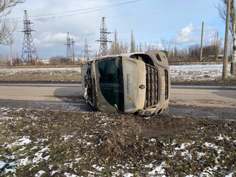 За прошедшие сутки российский дрон атаковал авто Укрпочты, которое возвращалось из Покровска