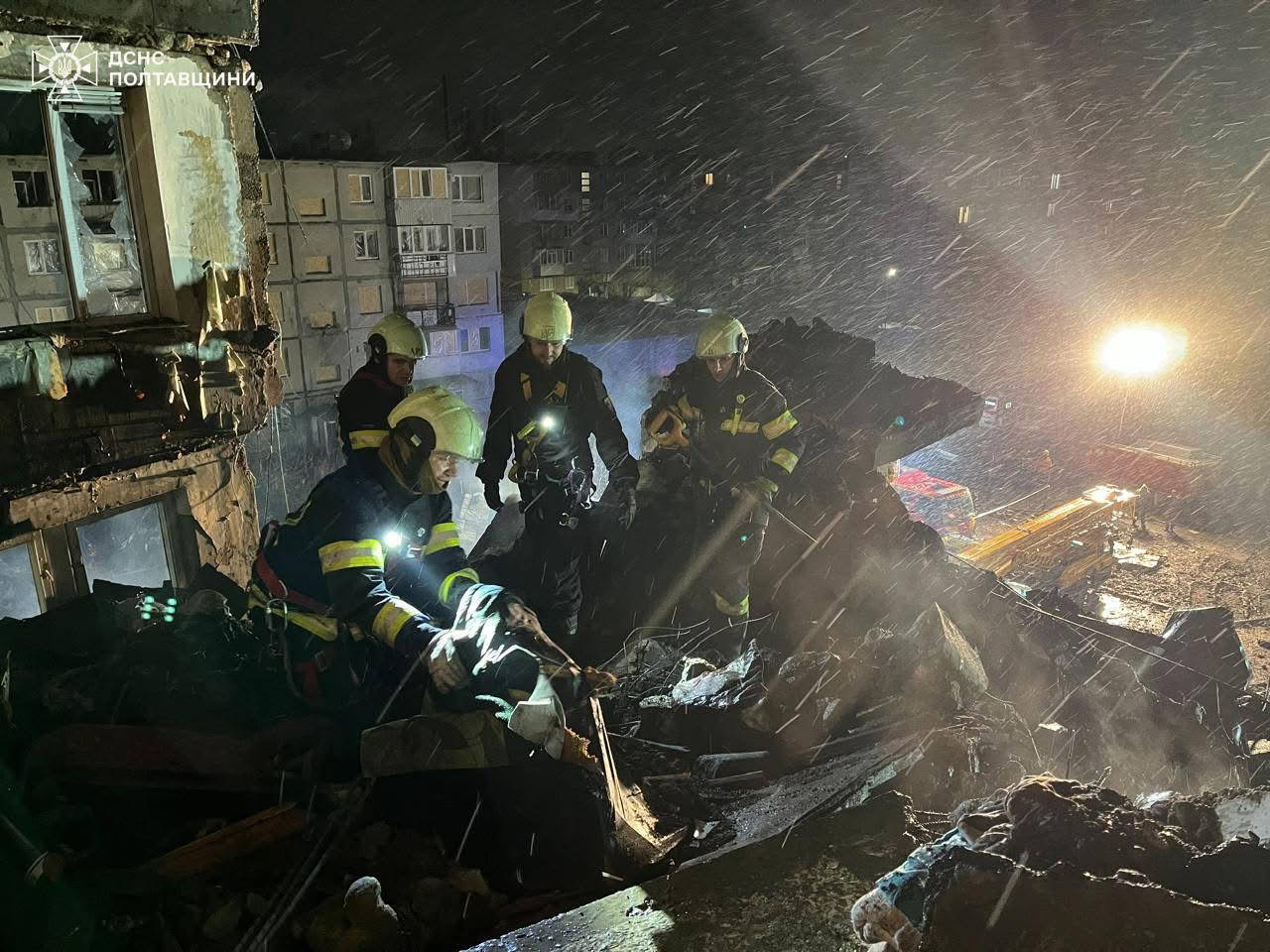 Рятувальники шукають людей під завалами в Полтаві