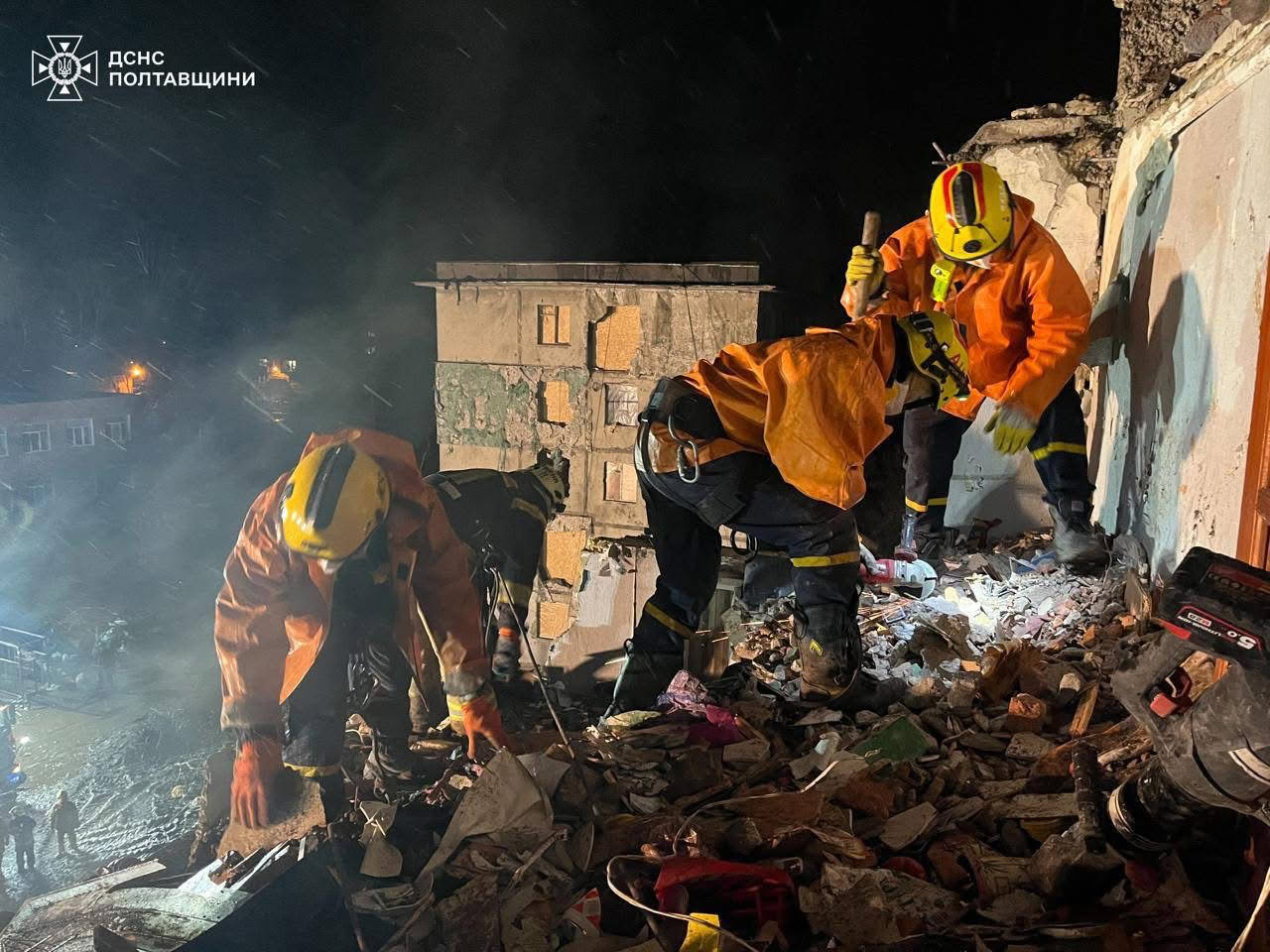 Рятувальники розбирають завали в Полтаві