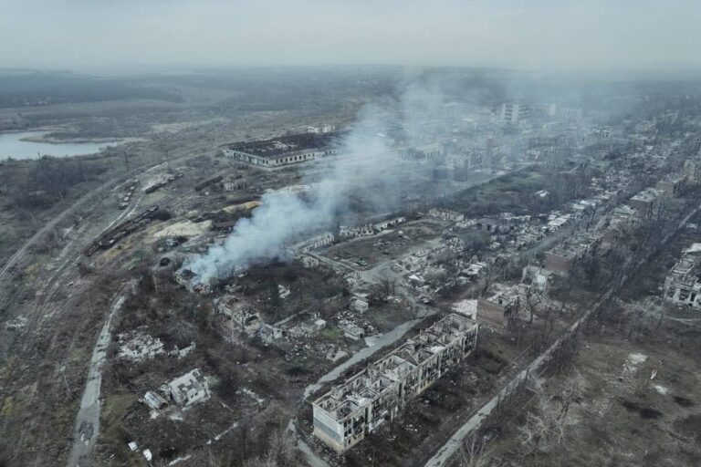 Росіяни знищили вогнетривкий комбінат у Часовому Яру. Українські оборонці відступили у міську забудову