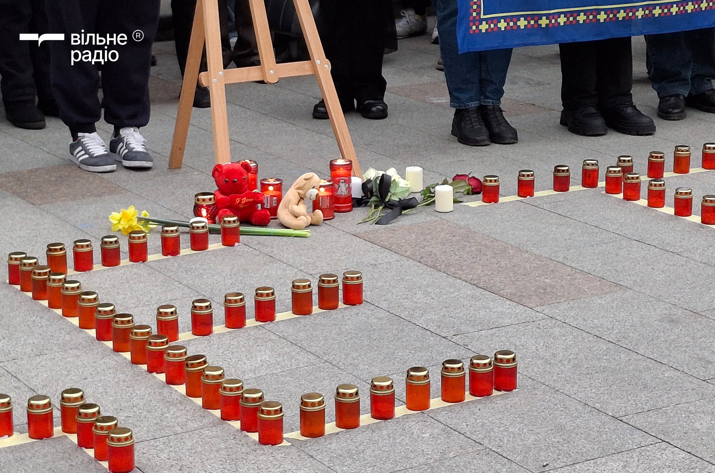 Акция памяти погибших в Мариупольском драмтеатре. Одесса, 16 марта 2025 года