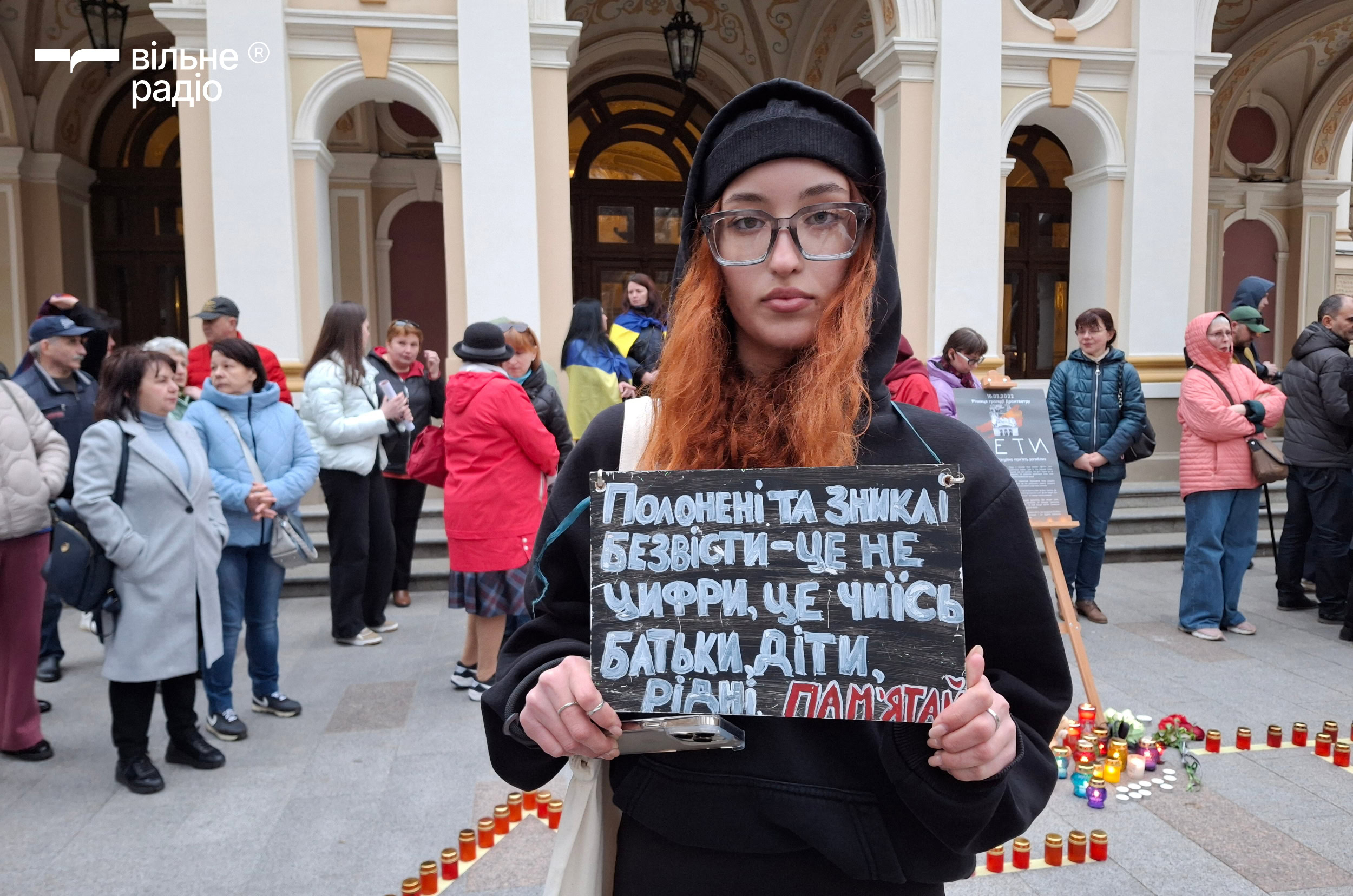 Учасниця акції пам’яті загиблих у Маріупольському драмтеатрі. Одеса, 16 березня 2025 року. Фото: Вільне радіо