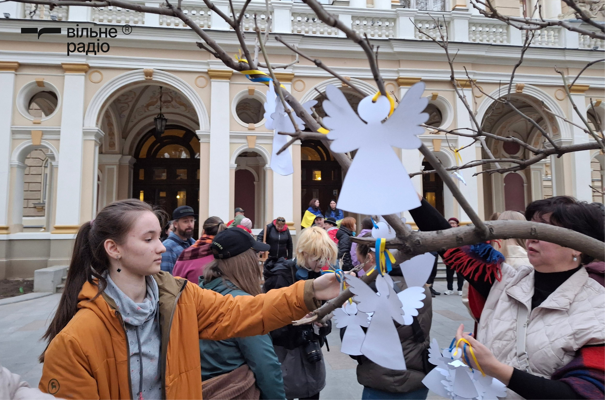 Акция памяти погибших в Мариупольском драмтеатре. Одесса, 16 марта 2025 года