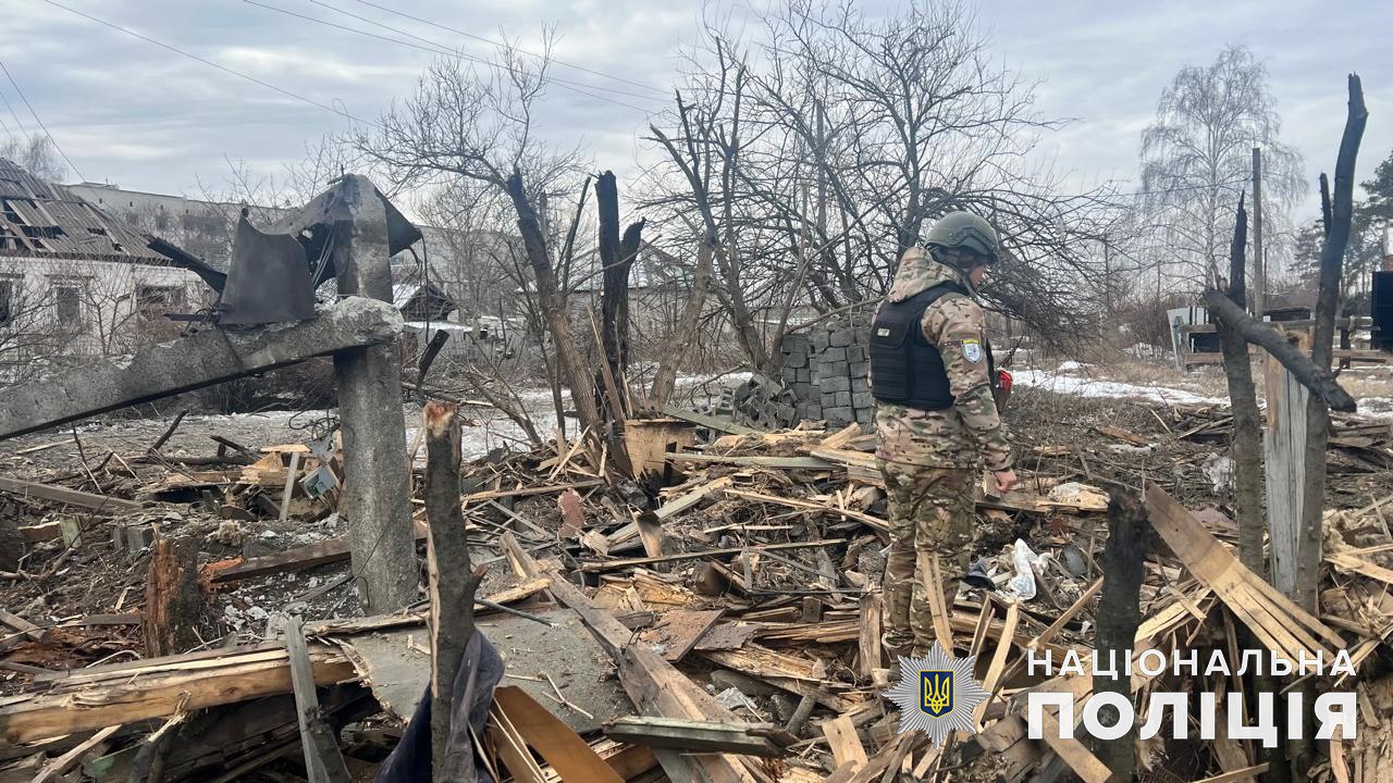 Поліція Донецької області оглядає наслідки обстрілу Комара 2 березня