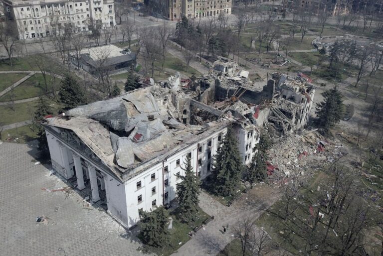 “Ми переступали через тіла загиблих”, — акторка Маріупольського драмтеатру поділилася спогадами про російський авіаудар