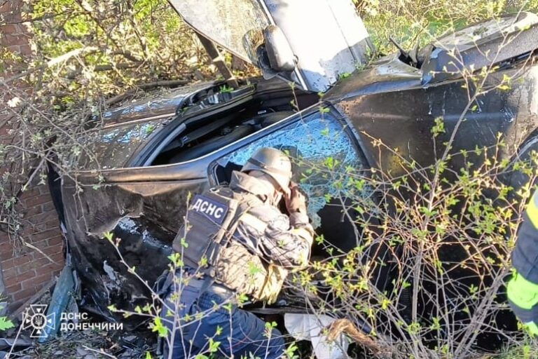 У Слов’янську сталася ДТП: рятувальники дістали водія з понівеченого авто