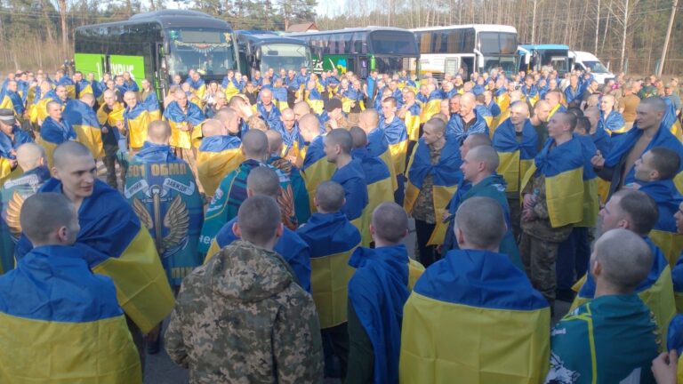 Перегляньте новину: Из российского плена вернулись 277 украинских защитников: кто среди них есть Из российского плена вернулись 277 украинских защитников: кто среди них есть