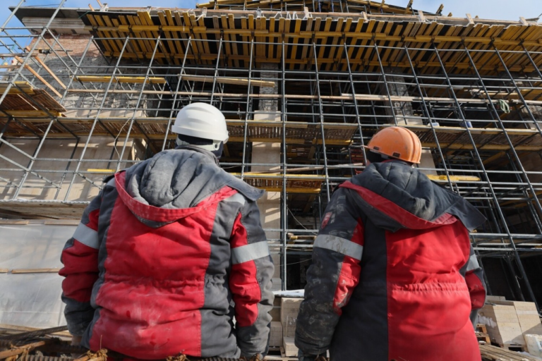 Россияне обустраивают фасад драмтеатра в Мариуполе, чтобы закончить «восстановление» до конца 2025 года (детали)
